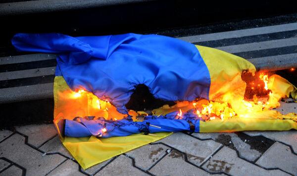 флаг украины горит